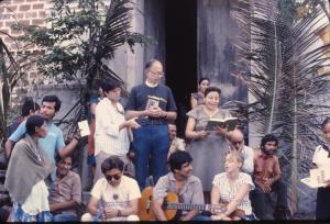Maria leyó de Jeremías frente de la iglesia en Las Flores